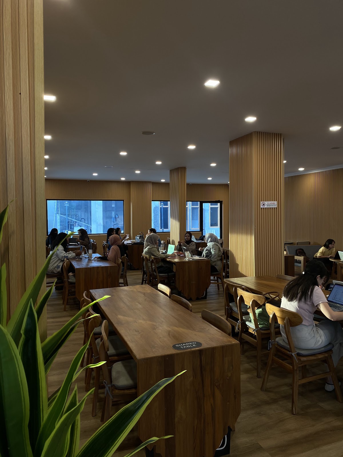 LYON'S CAFE & CO-WORKING SPACE — Sleman
