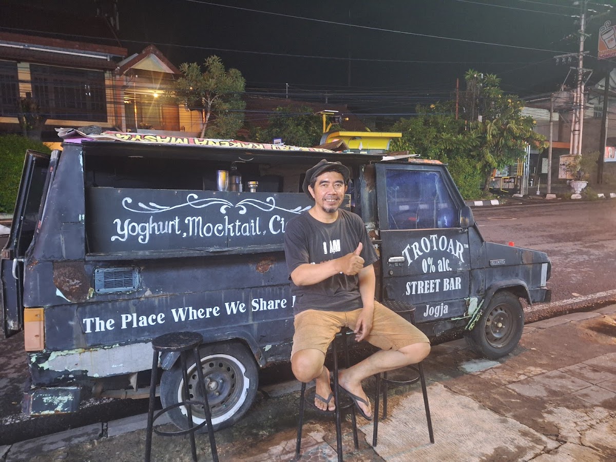 Trotoar Street Bar — Kaliurang